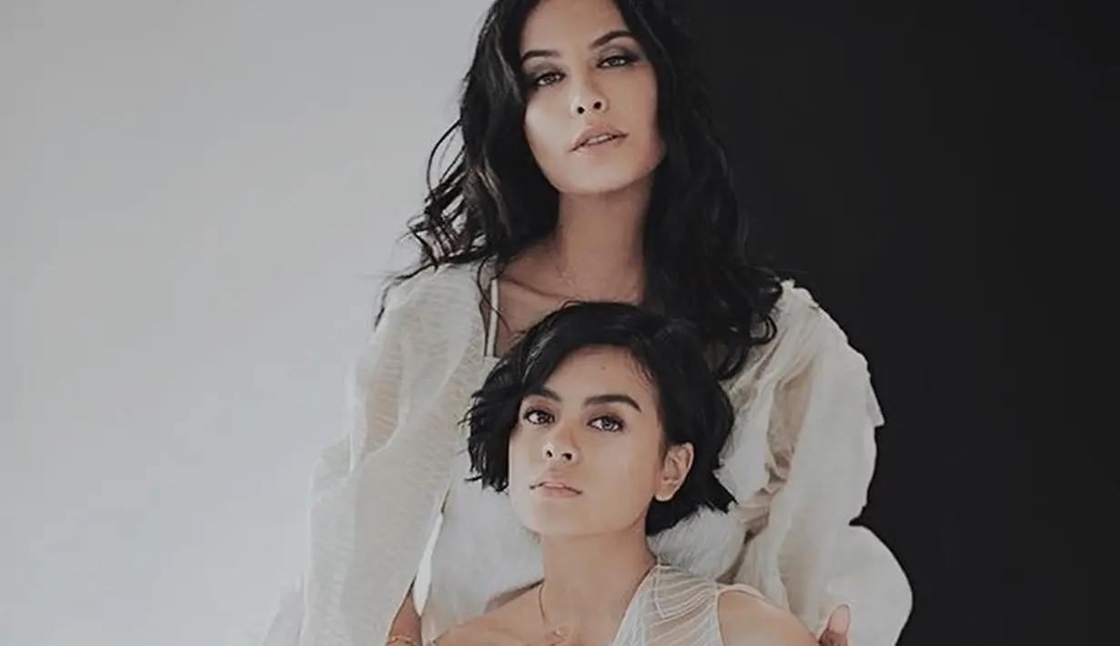 Kalau ini ketika Eva dan Sophia sedang dalam satu project photoshoot bersama untuk salah satu majalah Indonesia. Gimana, makin terlihat mirip kan? (Liputan6.com/IG/@evacelia)
