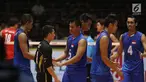 Pemain Timnas voli putra Indonesia usai dikalahkan Korea Selatan pada perebutan tempat ketga Kejuaraan Voli Asia 2017 di GOR Tri Dharma, Gresik, Selasa (1/8). Indonesia kalah 3-0 (16-25, 21-25, 13-25). (Liputan6.com/Helmi Fithriansyah)