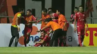 Para pemain Persija Jakarta merayakan gol Novri Setiawan pada lanjutan Liga 1 Gojek bersama Bukalapak di Stadion Pakansari, Bogor, (25/5/2018).  Persija menang 2-0. (Bola.com/Nick Hanoatubun)