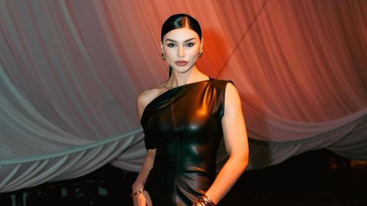 4 Potret Glamor Jihane Almira Kenakan Dress Hitam Hadiri Acara, Dipuji Beautiful Lady and Smart