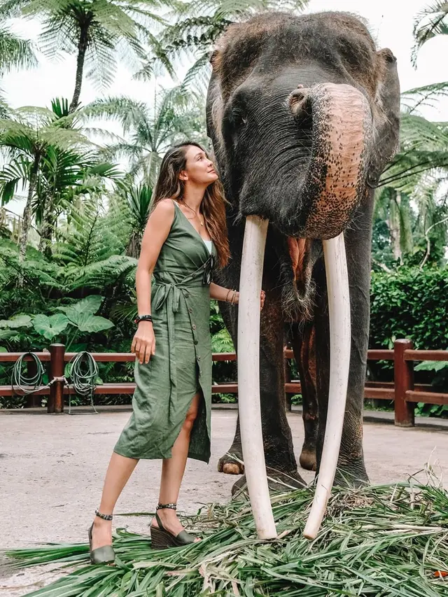 FOTO: Gaya Liburan Luna Maya di Bali, Tampil Santai