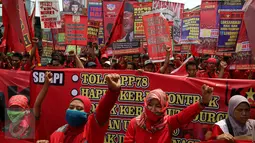 Ratusan buruh berteriak membawa spanduk saat melakukan aksi menuju Istana Negara, Jakarta (31/10).  Buruh meminpemerintah mencabut PP Nomor 78 soal pengupahan yang dinilai tidak memperhatikan kesejahteraan para buruh. (Liputan6.com/Johan Tallo)