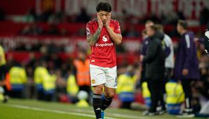 Lisandro Martinez dari Manchester United bereaksi setelah menerima kartu merah selama pertandingan Premier League antara Manchester United dan Leeds di Manchester, Inggris, Selasa (14-4-2026) dini hari WIB. (AP Photo/Dave Thompson)