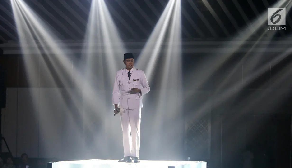 Seorang aktor memainkan drama musikal saat perayan HUT ke-72 Megawati Soekarnoputri di Jakarta, Rabu (23/1). Acara ini melibatkan Swara Gembira, sebuah wadah perpaduan lebih dari 200 kaum milenial Indonesia. (Liputan6.com/Angga Yuniar)