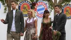 Kiper Bayern Munchen, Manuel Neuer bersama istrinya Nina Neuer dan striker Robert Lewandowski dan istrinya Anna Lewandowska tiba menghadiri festival bir Oktoberfest 2019 di Munich, Jerman selatan (6/10/2019). (AFP Photo/Christof Stache)