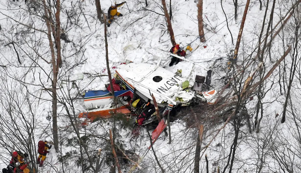 Sebuah helikopter jatuh di pegunungan Prefektur Nagano, Jepang, Senin (6/3). Sembilan orang yang ada di dalam helikopter tersebut dinyatakan tewas. (AP PHOTO)