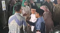 Ketua Umum Partai Kebabgkitan Bangsa (PKB) sekaligus Menteri Koordinator Pemberdayaan Masyarakat, Muhaimin Iskandar alias Cak Imin, menggelar acara halalbihalal di rumah dinasnya di Jalan Widya Chandra IV Jakarta Selatan, Minggu malam (20/4/2025). (Liputan6.com/Lizsa Egeham)