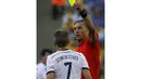 Gelandang Timnas Jerman, Bastian Schweinsteiger (membelakangi lensa) harus menerima kartu kuning dari wasit Nestor Pitana di perempat final Piala Dunia 2014 di Stadion Maracana, Rio de Janeiro, (4/7/2014). (REUTERS/Kai Pfaffenbach)