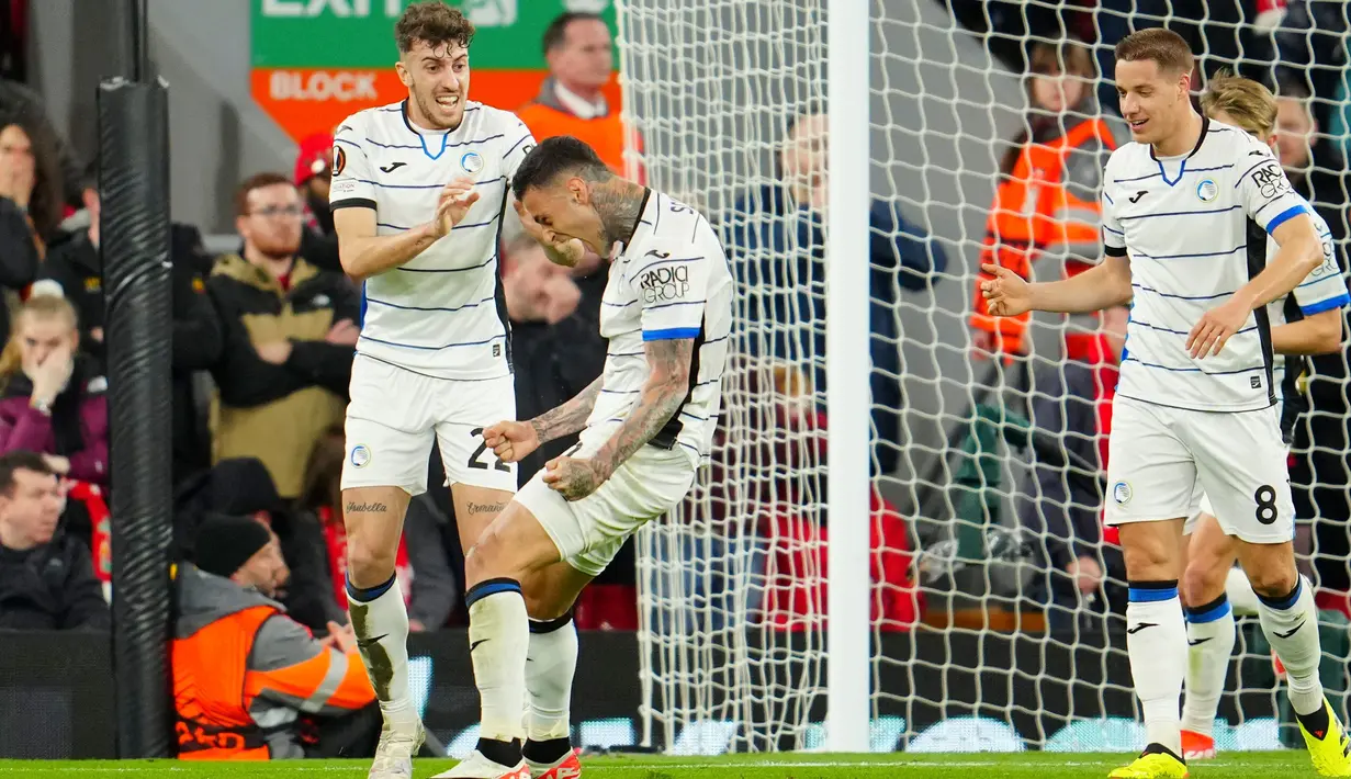 Gol Gianluca Scamacca pada menit ke-38 dan 60 menjadi petanda dominasi Atalanta atas Liverpool pada laga kali ini. (AP Photo/Jon Super)