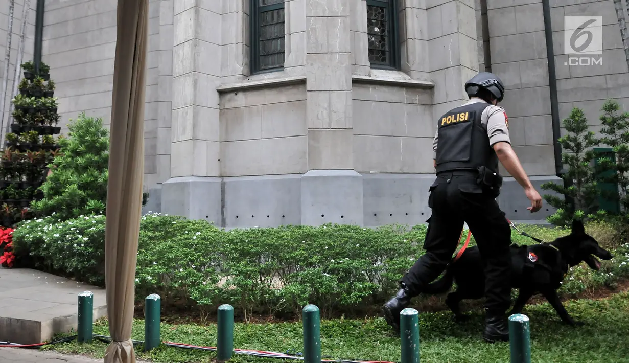 Tim K9 menggunakan anjing pelacak saat melakukan penyisiran jelang Misa Natal di Gereja Katedral, Jakarta, Senin (24/12). Sementara untuk misa Natal di Gereja Katedral Jakarta juga akan dilangsungkan dalam beberapa waktu. (Merdeka.com/Iqbal Nugroho)