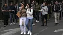 Orang-orang terlihat di jalan setelah gempa bumi di Mexico City pada 7 Desember 2023. (RODRIGO ARANGUA / AFP)