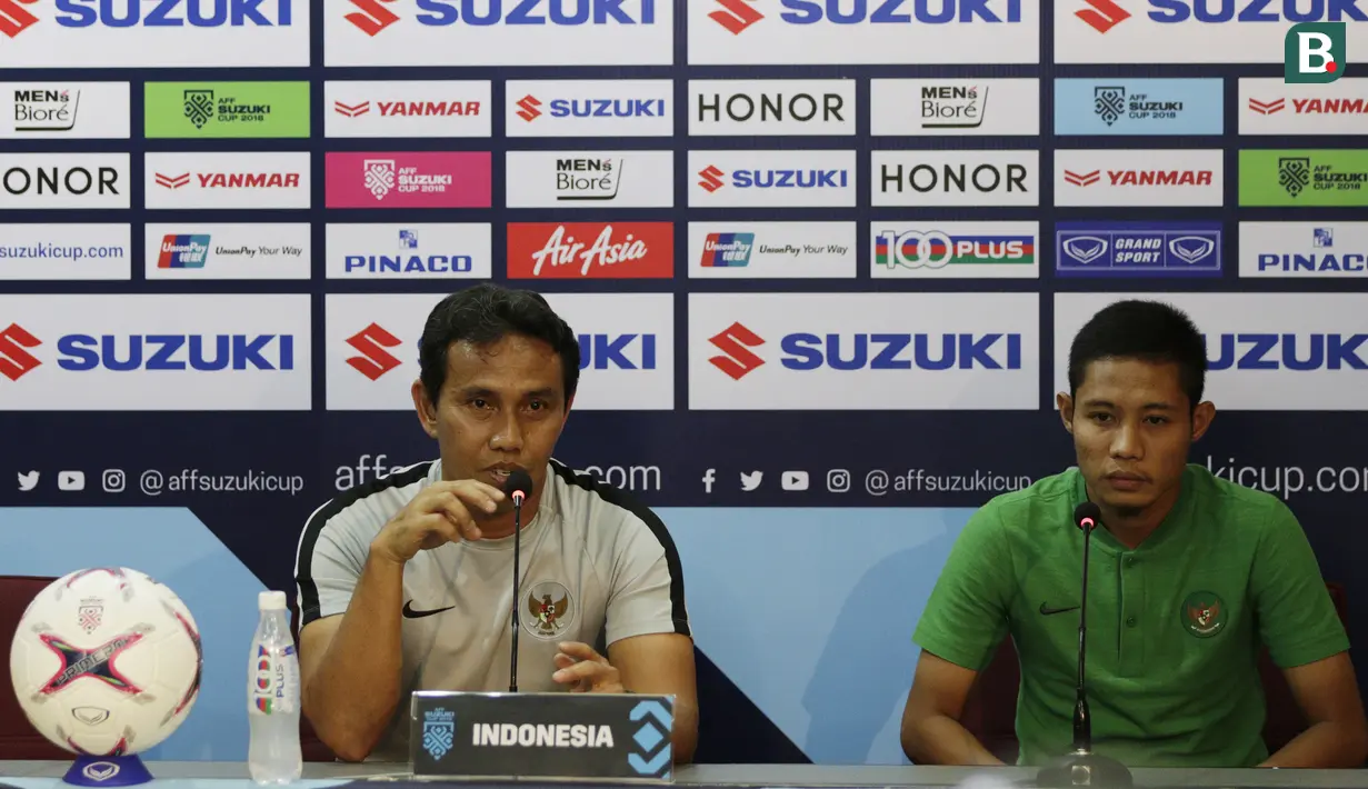 Pelatih Timnas Indonesia, Bima Sakti, didampingi Evan Dimas saat jumpa pers di Stadion Rajamangala, Bangkok, Jumat (16/11). Indonesia akan melawan Thailand pada laga Piala AFF 2018. (Bola.com/M. Iqbal Ichsan)