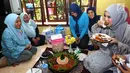 Artis Chacha Frederica mencoba nasi tumpeng saat menjadi juri lomba masak di Rumah Amalia, Cildeug, Kota Tangerang, Minggu (9/9). Selain menjadi juri Chacha juga memberi motivasi kepada anak yatim piatu dan kaum dhuafa. (Liputan6.com/Fery Pradolo)