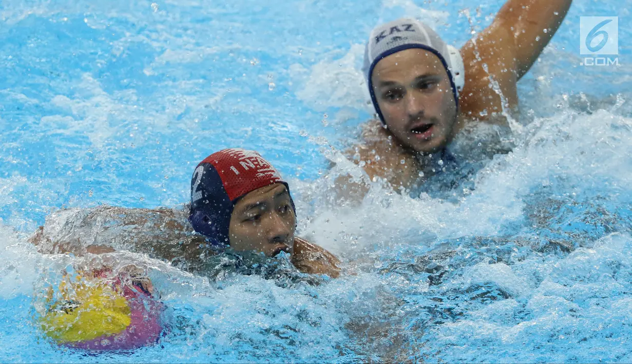 Pemain Polo Air Putra Indonesia, Beby Willy EP Tarigan (kiri) menghindari kawalan Miras Aubakirov (Kazakhstan) pada perempat final Polo Air Putra Asian Games 2018 di Stadion Akuatik GBK Jakarta, Kamis (30/8).(Liputan6.com/Helmi Fithriansyah)