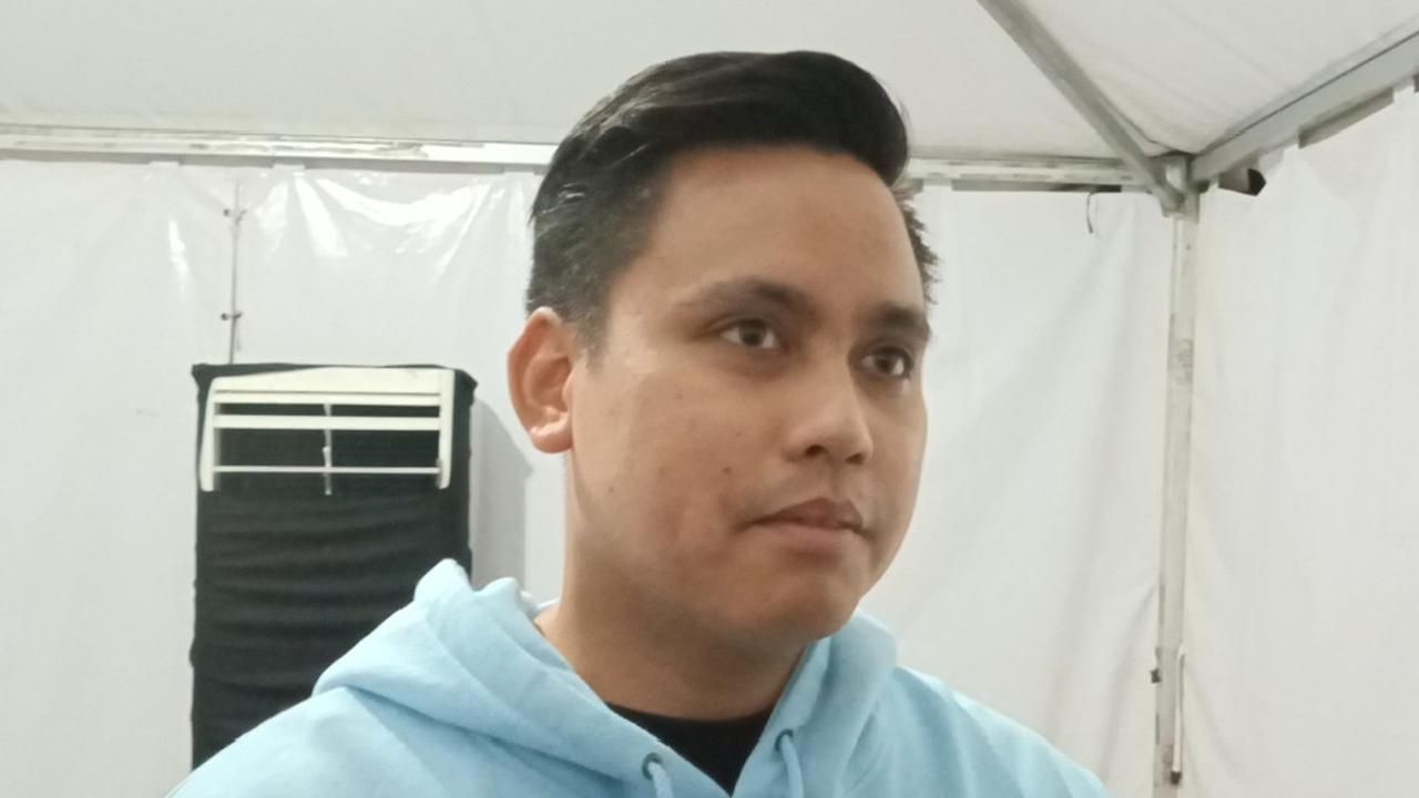 Bupati Kendal, Dico M Ganinduto saat diwawancarai beberapa awak media disela-sela acara Konser Indonesia Maju di lapangan Kridosono Blora, Jawa Tengah. (Liputan6.com/Ahmad Adirin)