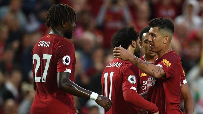 Para pemain Liverpool merayakan gol yang dicetak Mohamed Salah ke gawang Norwich pada laga Premier League di Stadion Anfield, Liverpool, Jumat (9/8). Liverpool menang 4-1 atas Norwich. (AFP/Oli Scarff)