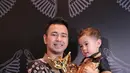 Didampingi anak laki-lakinya, Rafathar Malik Ahmad,  suami Nagita Slavina ini begitu bahagia saat menerima piala kemenangan. Merupakan sebuah kebangaan bagi Raffi bisa kembali meraih kemenangan ini. (Adrian Putra/Bintang.com)