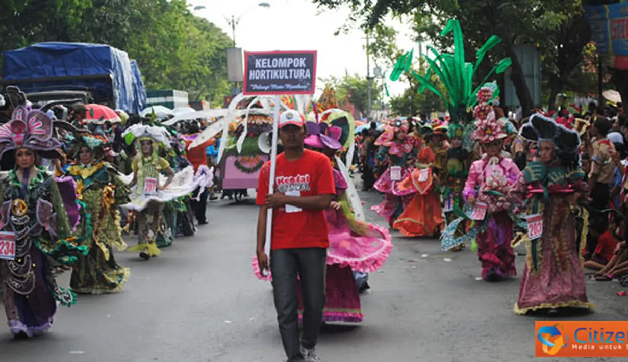 Citizen6, Kendal: Parade kesenian dari semua Kecamatan di wilayah Kendal juga turut menampilkan kesenian khasnya, produk hasil pertanian seperti sayur mayur dan buah buahan dirangkai menjadi sebuah gunungan dan diarak didepan kontingen yang berpawai. 