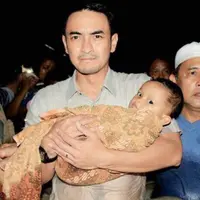 Zumi Zola membopong bayi yang mengalami korban banjir (Instagram/@zumizolaofficial)