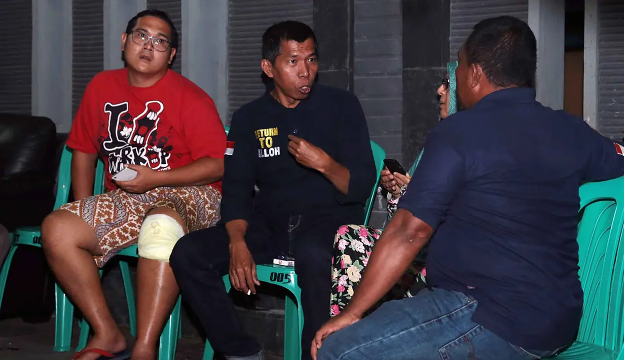 Suasana rumah duka pun ramai didatangi sejumlah pelayat untuk memberikan ucapan turut berduka cita kepada pihak keluarga yang ditinggalkan. Mereka terdiri dari para tetangga dan teman-teman sesama komedian. (Deki Prayoga/Bintang.com)