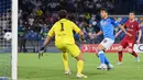 Giovanni Simeone. Striker Argentina berusia 27 tahun ini didatangkan Napoli dengan status pinjaman pada awal musim 2022/2023 dari sesama klub Liga Italia, Hellas Verona. Ia langsung mencetak gol dalam laga debutnya bersama Napoli di Liga Champions musim 2022/2023. Satu golnya ikut membawa Napoli menang 4-1 atas tamunya Liverpool di fase Grup A (7/9/2022). Catatannya berhasil menyamai raihan sang ayah, Diego Simeone yang berhasil mencetak dua gol pada laga debutnya di Liga Champions saat Atletico Madrid menang 4-0 atas Steaua Bucharest pada musim 1996/1997. (AFP/Alberto Pizzoli)