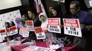 Dewan Kreatif Rakyat (DKR) saat peluncuran petisi nasional 'Jadikan Film Indonesia Tuan Rumah di Negeri Sendiri' yang ditujukan kepada Presiden Jokowi di Pusat Kebudayaan Rusia, Jakarta, Senin (30/3/2015). (Liputan6.com/Helmi Afandi)