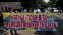 Warga penghuni rumah negara ini membentangkan spanduk berisi penolakan eksekusi pengosongan rumah yang sudah lama dihuni, Jakarta, (23/9/14). (Liputan6.com/Johan Tallo)