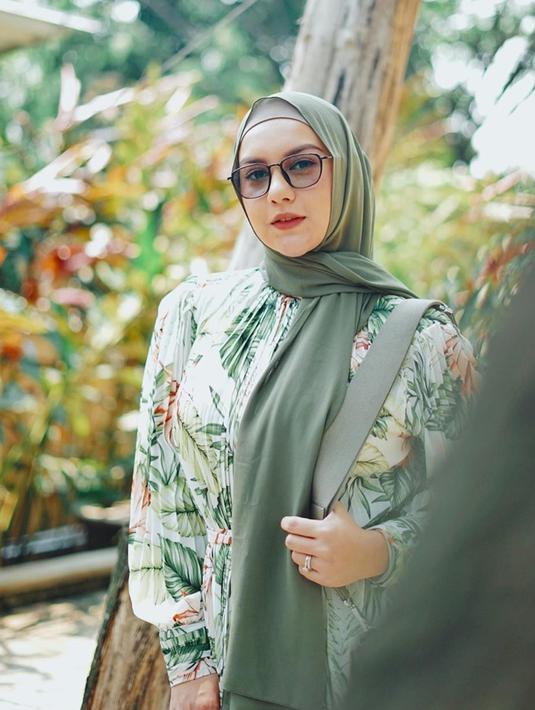 FOTO: Gaya Irish Bella Saat Pakai Kacamata, Fashionable ...