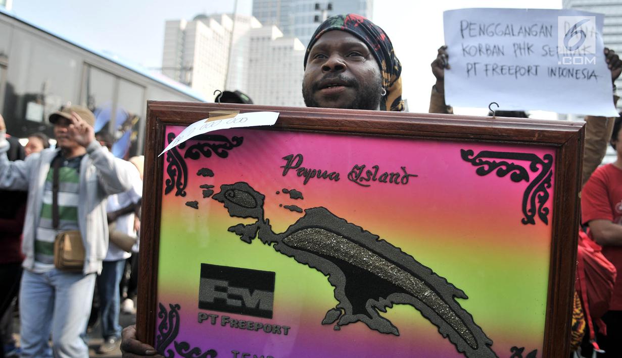 Masyarakat Papua mantan karyawan PT Freeport Indonesia membawa lukisan selama Car Free Day, Jakarta, Minggu (5/8). Sebanyak 8.300 orang terkena PHK secara sepihak oleh PT Freeport Indonesia sejak Mei 2018. (Merdeka.com/Iqbal S. Nugroho)