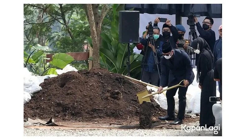 6 Momen Ridwan Kamil dan Atalia Praratya Tabur Bunga di Pusara Eril, Penuh Haru