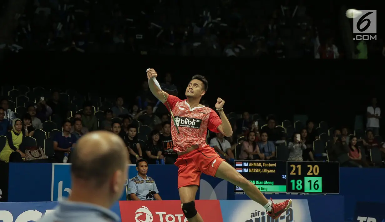 Ganda Campuran Indonesia, Tontowi Ahmad berusaha memukul kok saat laga melawan Tan Kian Meng/Lai Pei Jing (Malaysia) di perempat final Indonesia Open 2017 di Jakarta, Jumat (16/6). Tontowi/Liliyana menang 21-18 21-16. (Liputan6.com/Faizal Fanani)