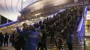 Dengan pengawalan, para penonton sepak bola laga Prancis melawan Jerman keluar dari Stadion Stade de France, Prancis, Sabtu (13/11/2015). (Reuters/Gonzalo/Fuentes)