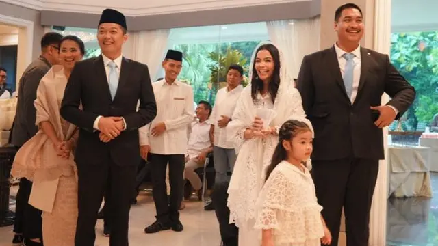 Ami Gumelar Istri Taufik Hidayat saat Pelantikan Wakil Menteri.
