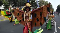 Beragam pakaian yang unik ikut ditampilkan para waria dalam Karnaval Seni Budaya DKI Jakartaacara Karnaval Seni Budaya DKI Jakarta, Minggu (2/11/2014). (Liputan6.com/Miftahul Hayat)