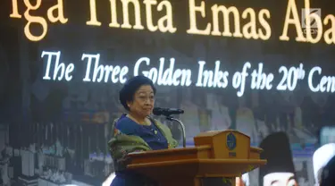 Presiden kelima RI Megawati Soekarnoputri memberi sambutan saat acara seminar Memory of The World di Gedung LIPI, Jakarta, Selasa (17/4). Acara ini merupakan rangkaian dari peringatan 63 Tahun Konferensi Asia Afrika. (Merdeka.com/Imam Buhori)