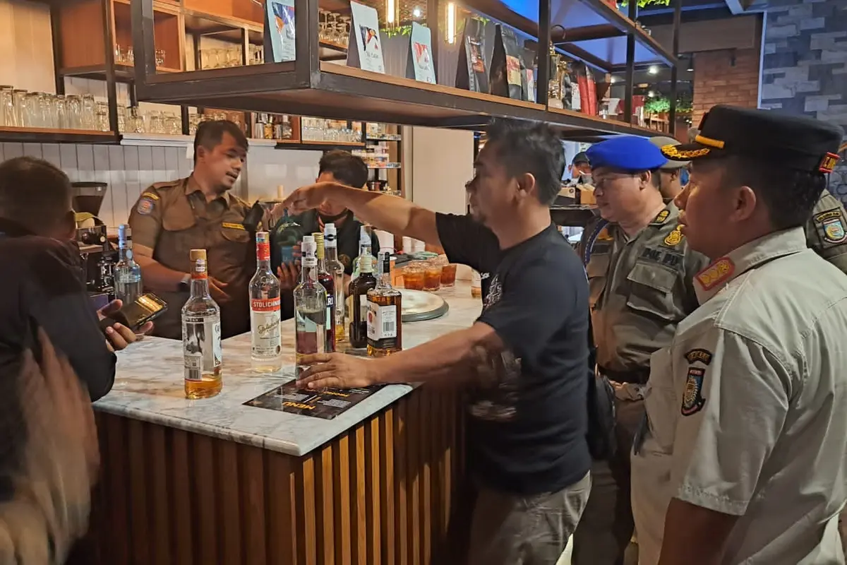 Satpol PP Kota Tangerang Selatan (Tangsel) menggelar razia minuman keras di sejumlah kafe, warung jamu dan toko kelontong pada Sabtu (11/2/2023) malam hingga Minggu (12/2/2023) dini hari.