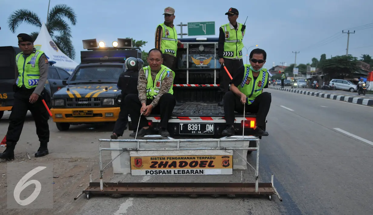 Petugas Sistem Pengamanan Terpadu Zhadoel Karawang menyisir paku di kawasan Karawang, Jawa Barat, Minggu (7/3). Razia paku tersebut dilakukan untuk memberi kenyamanan pemudik yang akan melintas di kawasan tersebut.(Liputan6.com/Gempur M Surya)