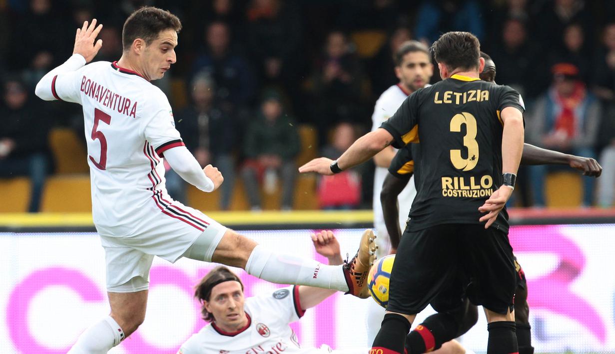 Gelandang AC Milan, Giacomo Bonaventura, berusaha merebut bola saat melawan Benevento pada laga Serie A Italia di Stadion Ciro Vigorito, Benevento, Minggu (3/12/2017). Kedua klub bermain imbang 2-2. (AFP/Carlo Hermann)