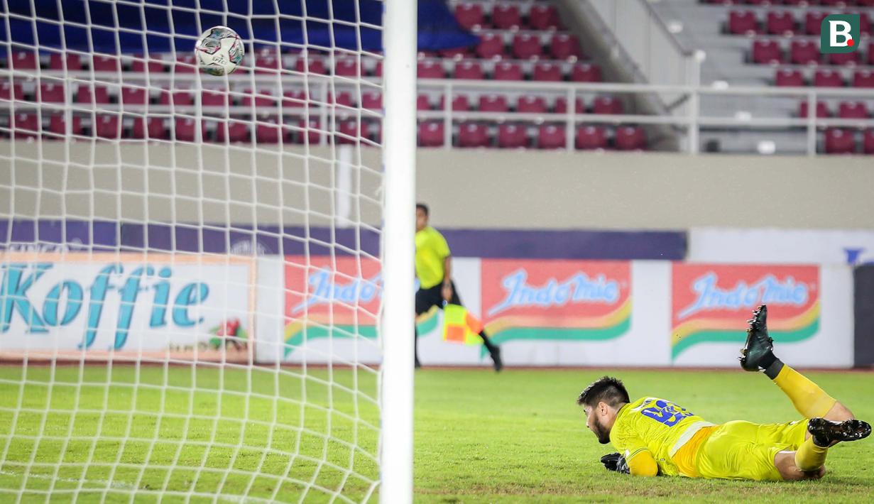 Adilson Maringa kembali harus memungut bola dari gawangnya setelah Persebaya menyamakan kedudukan. (Bola.com/Bagaskara Lazuardi)