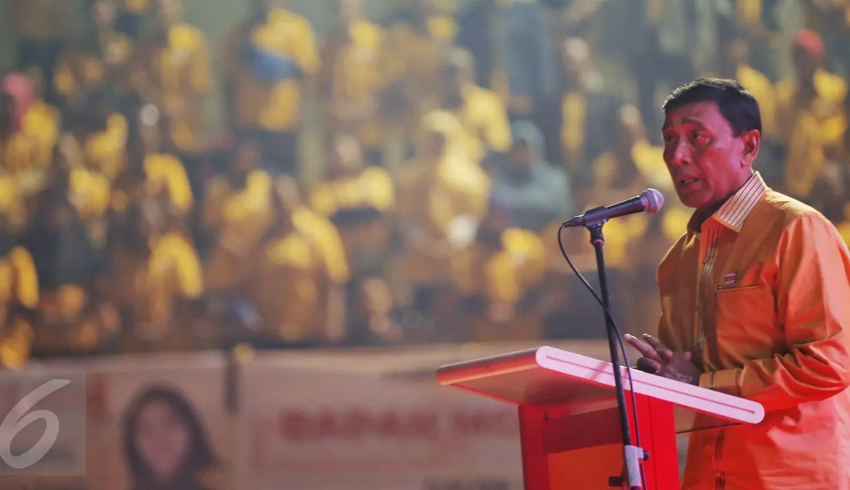 Wiranto memberi pengarahan kepada segenap pengurus DPD Hanura DKI Jakarta , Minggu (28/2/2016). Wiranto berharap para pengurus yang resmi dilantik mampu mengemban tugas partai. (Liputan6.com/Faizal Fanani)