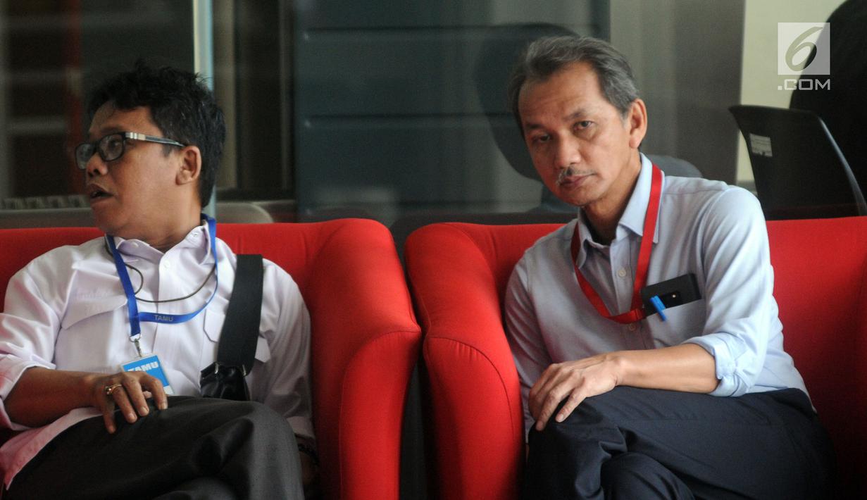 Kepala BPPSPAM, Bambang Sudiatmo menunggu panggilan akan menjalani pemeriksaan oleh penyidik terkait kasus suap sejumlah proyek pembangunan SPAM TA 2017-2018 di Kementerian PUPR di Gedung KPK, Jakarta, Senin (25/2). (Merdeka.com/Dwi Narwoko)