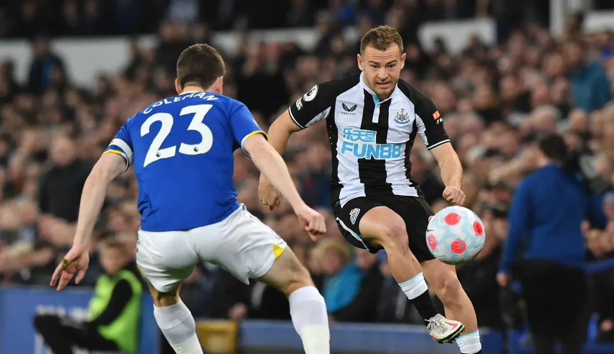 Gelandang Newcastle United Ryan Fraser (kanan) berebut bola dengan bek Everton Seamus Coleman pada lanjutan Liga Inggris di Stadion Goodison Park, Liverpool, Jumat (18/3/2022) dini hari WIB. Bertindak sebagai tuan rumah, Everton menang tipis 1-0.  (Anthony Devlin / AFP)