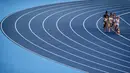 Atlet berlomba di nomor final lari 5000 m Ibero-American Athletics Championships yang merupakan test event untuk Olimpiade Rio 2016 di Stadion Olimpiade, Rio de Janeiro, Brasil, (16/5/2016). (AFP/Yasuyoshi Chiba)