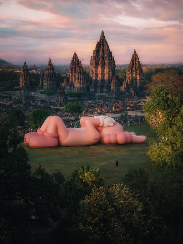 KAWS: Holiday Mampir ke Candi Prambanan, Bisa Dikunjungi hingga 31 Agustus 2023