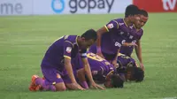 Pemain Persik Kediri bersujud syukur usai mencetak gol kemenangan atas Madura FC 2-0 di Stadion Brawijaya Kota Kediri, Jumat (4/10/2019). (Bola.com/Gatot Susetyo)