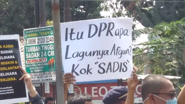 11 Poster Kocak Demo Mahasiswa Tolak RUU KUHP, Lucu tapi Bikin Baper