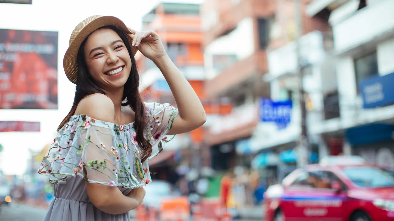 perempuan dan april topi