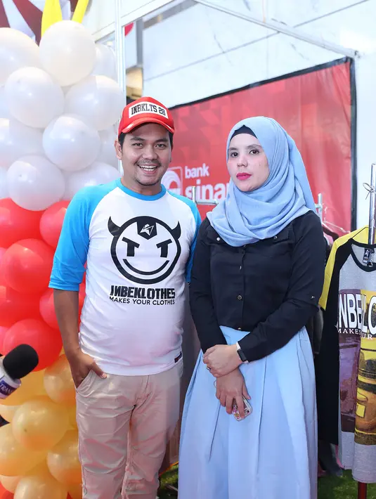 "Alhamdulillah. Udah mulai gede. Ada omanya juga. Dulu mungkin Dilla di rumah. Sekarang anak bisa ditinggal, waktunya fokus. Kita bisa datang langsung ke booth kalau ada bazaar," ujar Indra. (Nurwahyunan/Bintang.com)