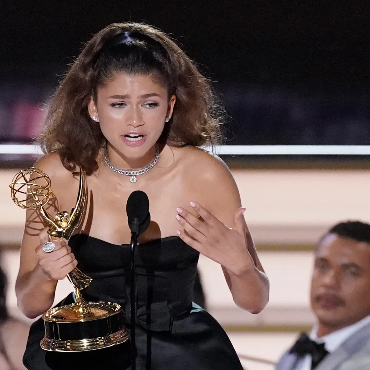 Zendaya Raih Penghargaan Aktris Utama Terbaik di Emmy Awards 2022 - Photo  Liputan6.com