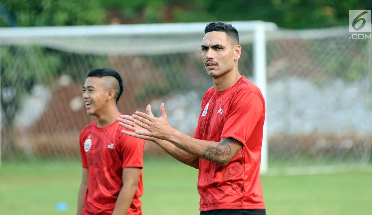 Pemain asing Persija asal Brasil, Jaimerson da Silva Xavier (kanan) saat latihan di Lapangan Sutasoma, Halim Perdanakusuma, Jakarta, Jumat (29/12). Pemain kelahiran Guarulhos, Brasil tersebut dikontrak untuk satu musim. (Liputan6.com/Helmi Fithriansyah)